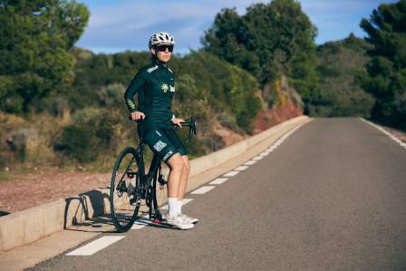 Syklister fullfører utfordringen fra Glasgow til Athen og samler inn nærmere 100 000 pund