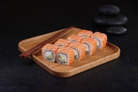Distinguishing Traditional Japanese Sushi from Modern Innovations